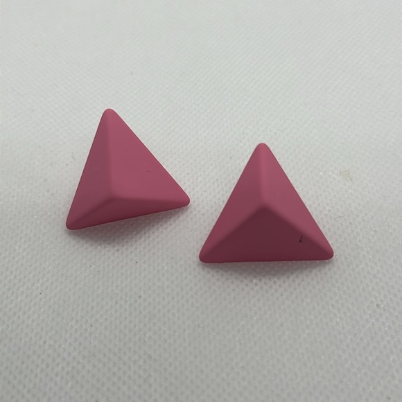 Minimalist:Simple  pink Triangle Stud Earrings - Picture 4 of 9